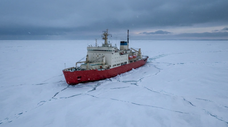 Kapal pemecah es tim ekspedisi Jepang yang diduga mengalami kebocoran bahan bakar di Antartika.